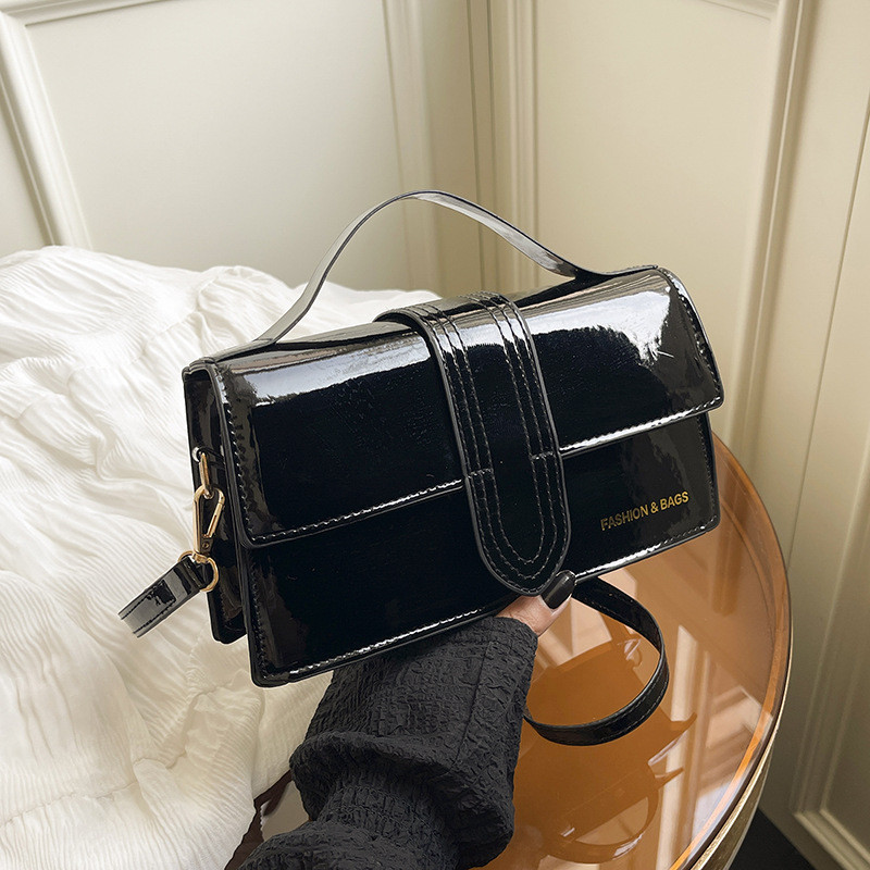 GLOSSY SHOULDER BAG